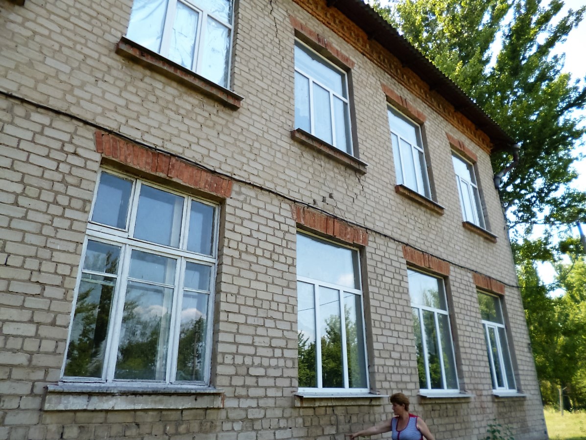 Studenok - stare okna szkoły przed remontem (lipiec 2016)