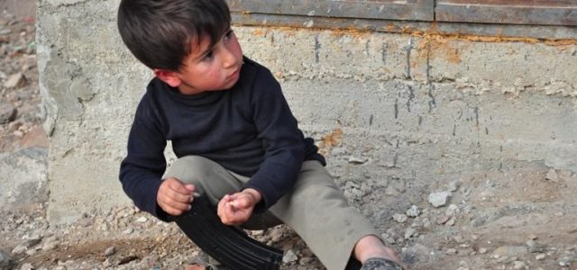 Dziecko z Syrii z zabawką, Fot. Darek Zalewski