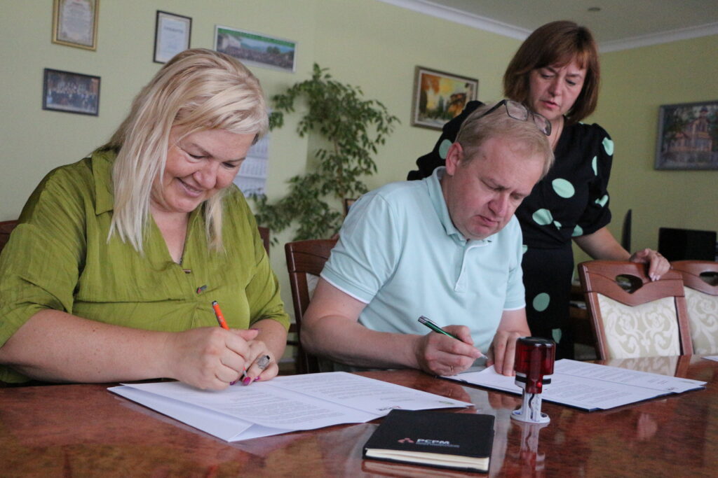 Pracownica PCPM podpisuje umowę na doposażenie schronów w Truskawcu 