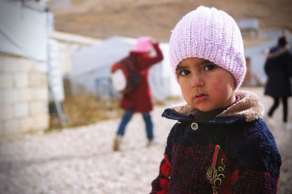 Dziewczynka z Libanu patrzy się w obiektyw. Darowizny regularne pomagają takim dzieciom.