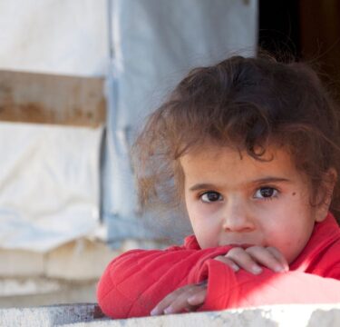 Liban: dziewczynka patrzy w obiektyw.