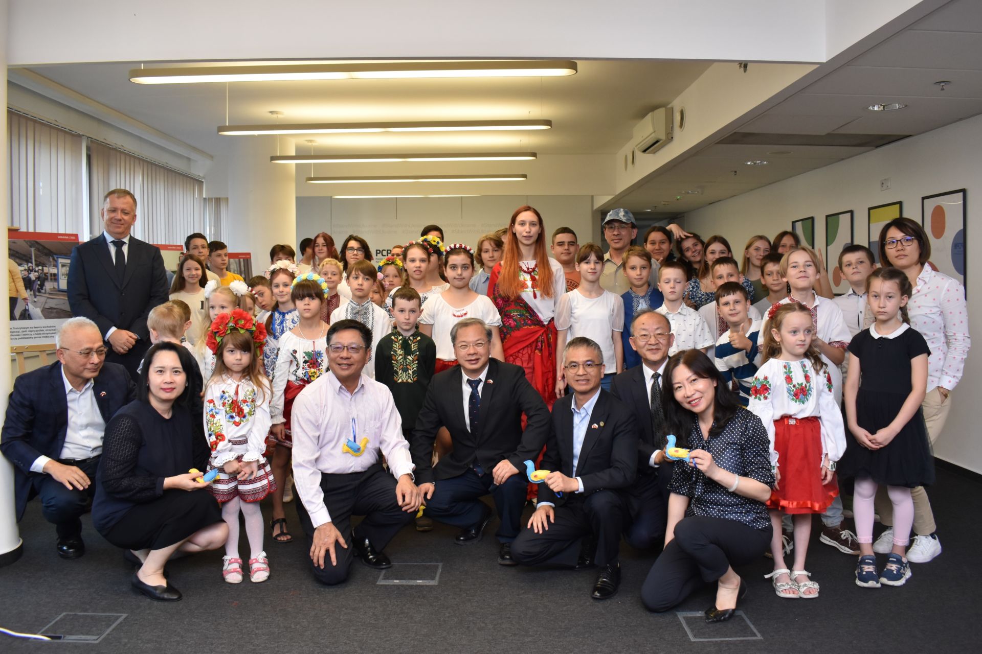 Przedstawiciele państwa Tajwan pozują do zdjęcia z ukraińskimi dziećmi