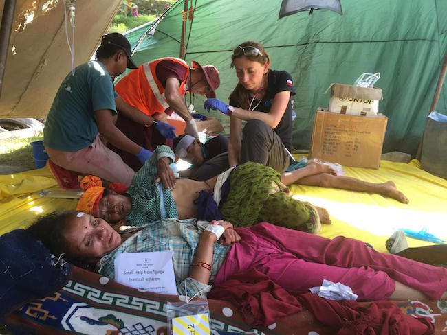 Medyczny Zespół Ratunkowy PCPM pomaga w ewakuacji rannych w Nepalu