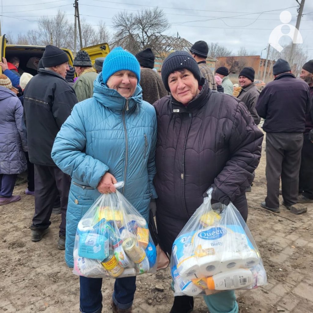 Ukrainina with aid on Zaporizhzhia