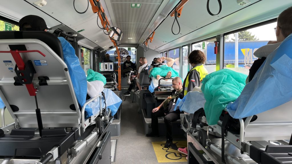 pacjenci w autobusie medycznym