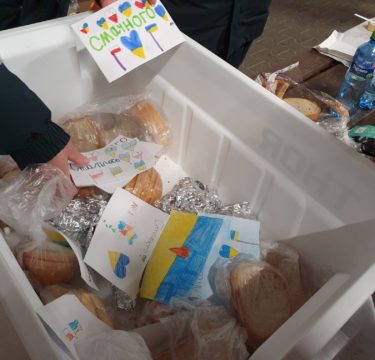 Plastikowe pudełko z prowiantem