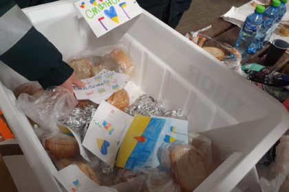 Plastikowe pudełko z prowiantem