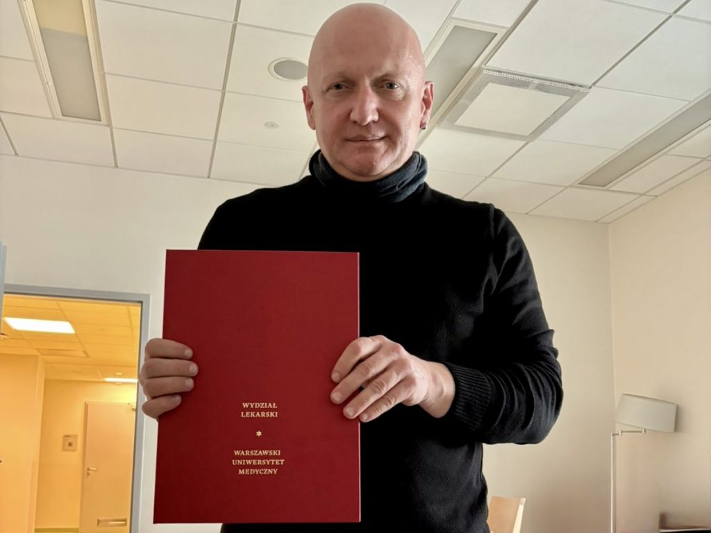 Na zdjęciu pan Andrei trzymający swój uzyskany dyplom po nostryfikacji