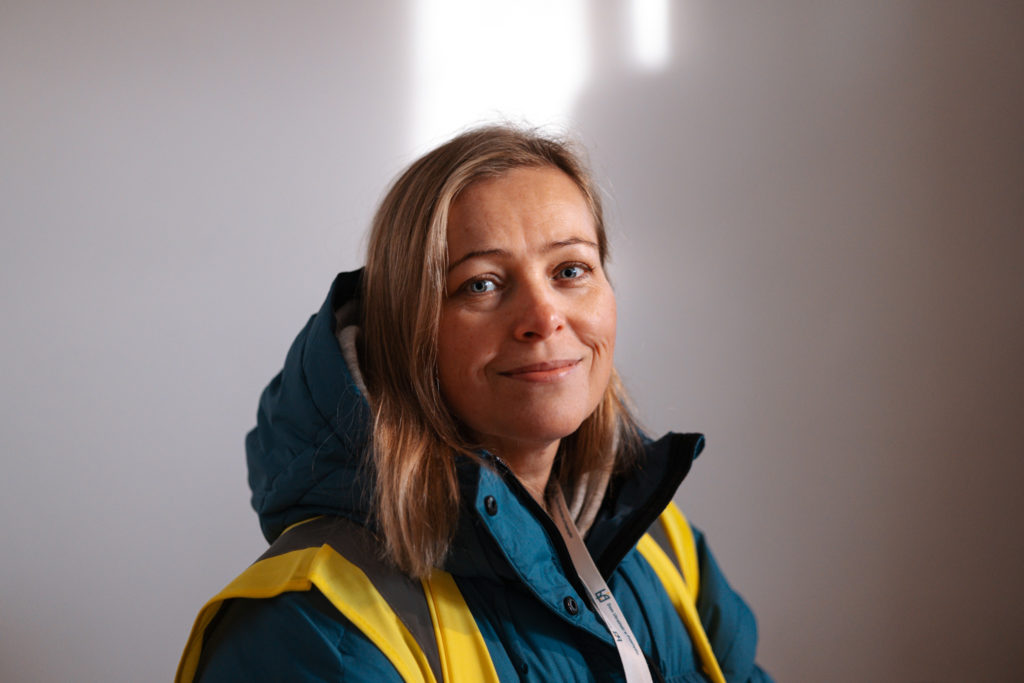 na zdjęciu pracownica Oksana z delikatnym uśmiechem