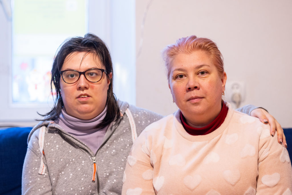 Na zdjęciu Halina z córką, która obejmuje ją ręką