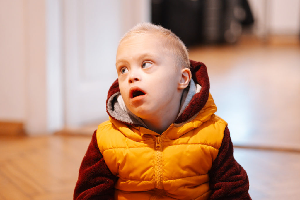 Na zdjęciu syn pani Haliny, spoglądający w bok. Ma na sobie żółtą kamizelkę