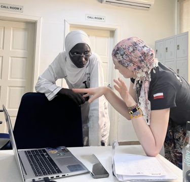 na zdjęciu Agata Tylkowska rozmaiwa z jedną z pracownic szpitalu Bundung