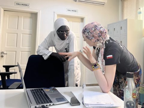 na zdjęciu Agata Tylkowska rozmaiwa z jedną z pracownic szpitalu Bundung